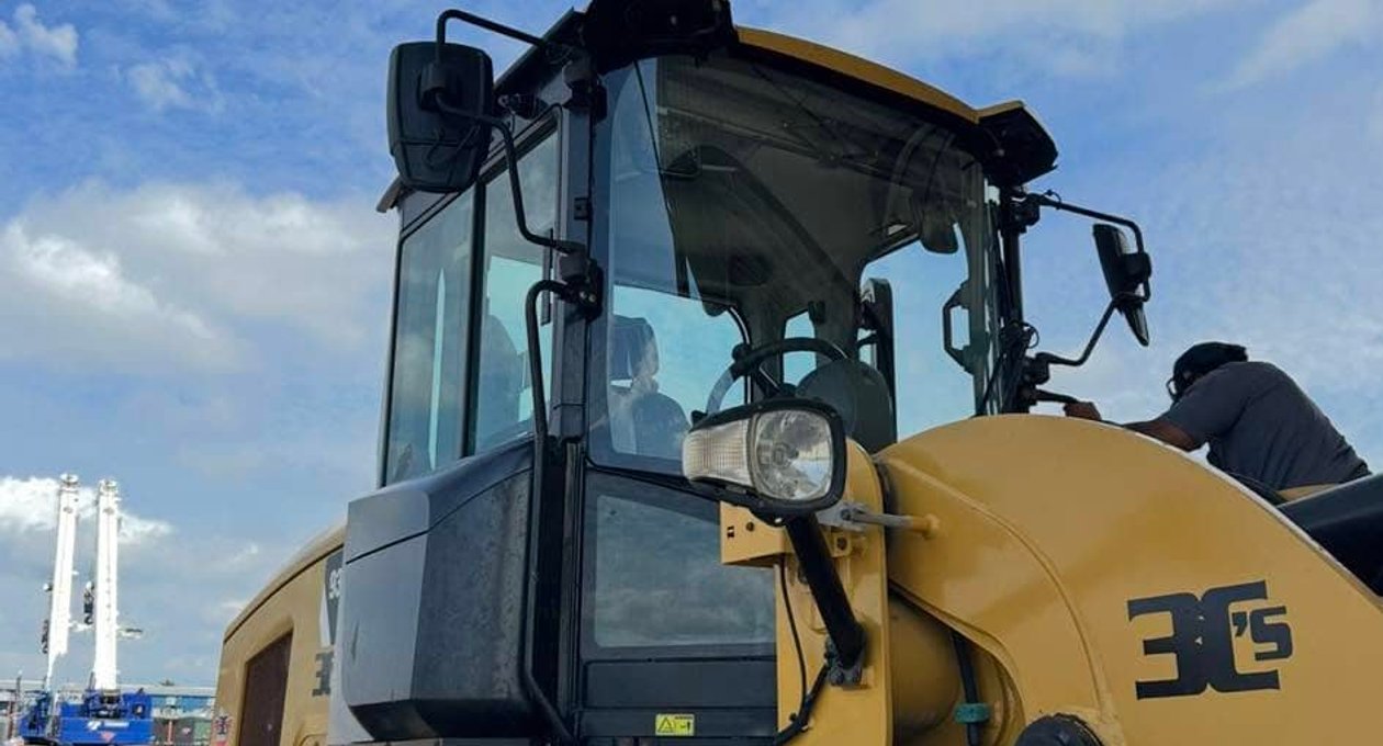 Commercial truck windshield replacement